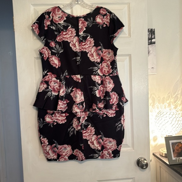 Charlotte Russe Plus Floral Peplum Dress Size 2x - Picture 6 of 6